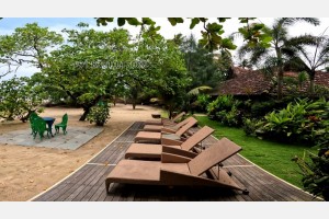 Traditional wood house in Marari Beach -...